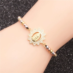 Bracelet en perles tricolores avec pendentif soleil en zircon sur le poignet