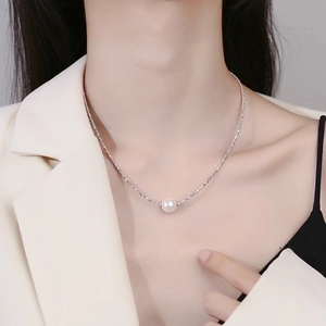 Collar de plata 925 con perla en una cadena de cuerda usada por una modelo