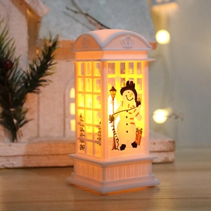 Witte kerstlantaarn in de vorm van een telefooncel met lichtgevende sneeuwpop.