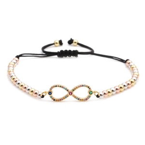 Dettaglio del simbolo dell'infinito con pietre colorate sul bracciale intrecciato