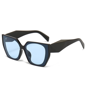Lunettes de soleil géométriques pentagonales noires avec des verres bleu clair tendance