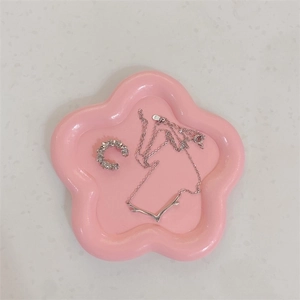 Rosa Keramik-Blumenschale für Schmuck mit silberner Kette und Ohrklemme als Dekoration