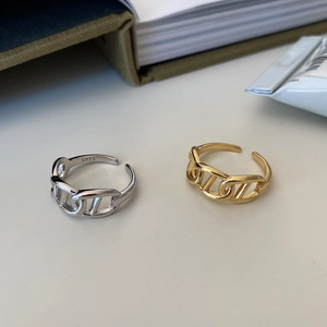 Detail of adjustable S925 silver rings in gold and silver with hollow chain design