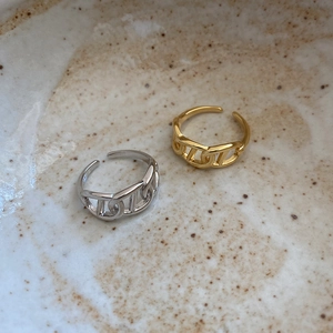 Detail of S925 sterling silver chain link rings in gold and silver finish with hallmark