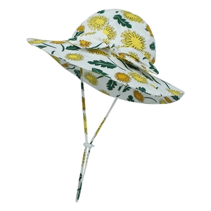 Detail von Baby Sonnenhut mit gelbem Blumendruck, Baumwolle und verstellbarem Kinnriemen