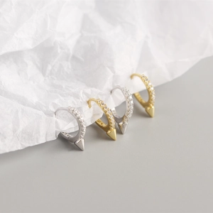 Vue macro des boucles d'oreilles en argent S925 serties de zircons et pointes