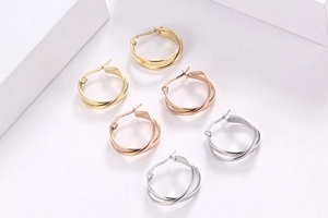 Tre paia di orecchini a cerchio geometrici in titanio oro, oro rosa e argento