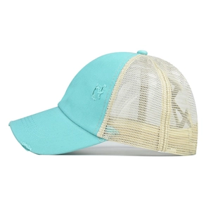 Détail de la casquette délavée bleu clair avec visière usée et filet en mesh beige