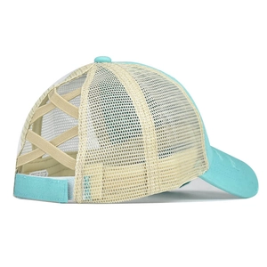 Détail de la casquette bleue avec bandes croisées pour queue de cheval et mesh