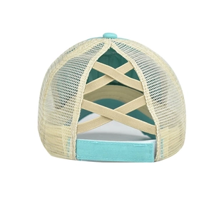 Détail de la casquette turquoise avec filet beige et sangles élastiques croisées à l'arrière