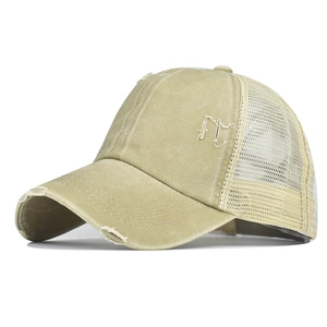 Détail d'une casquette kaki vieillie avec filet respirant et bords effilochés vintage