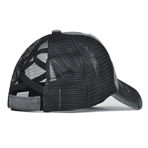 Détail de la casquette queue de cheval en coton lavé avec maille et bandes croisées