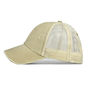Vue détaillée de la casquette beige queue de cheval avec filet et broderie latérale
