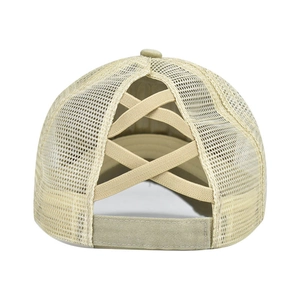 Détail casquette beige avec ouverture croisée pour queue de cheval et sangle réglable