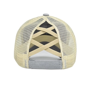 Vue arrière de casquette de baseball grise avec maille beige et trou croisé élastique