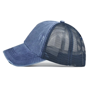Vue latérale de casquette de baseball bleue délavée avec maille et fente pour queue de cheval
