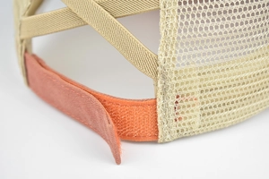 Détail du tissu en maille, des bandes élastiques et de la fermeture velcro de la casquette