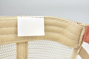 Vue détaillée de l'étiquette de lavage en coton avec symboles d'entretien sur la casquette