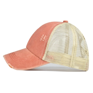 Détail de la casquette orange en coton délavé avec filet arrière et effet vieilli