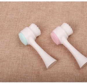 Dettaglio delle spazzole viso in silicone a doppia faccia con setole morbide e manico