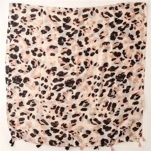 Elegante sciarpa leopardata effetto cotone e lino con nappe colorate da donna