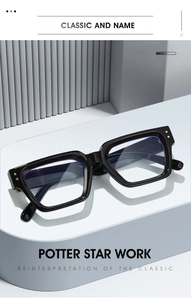 Details einer quadratischen schwarzen Brille mit Blaulichtfilter und Goldnieten