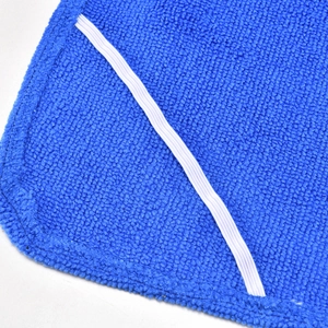 Dettaglio macro dell'asciugamano in microfibra blu per cani con cinturino elastico e cuciture