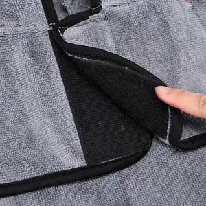 Dettaglio della chiusura a velcro e della trama in microfibra sull'asciugamano grigio per animali