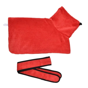 Dettaglio della trama in microfibra e design con cappuccio dell'accappatoio rosso per animali