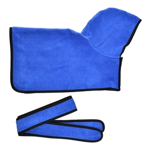 Vista dettagliata dell'accappatoio blu assorbente per animali con cappuccio e cintura abbinata