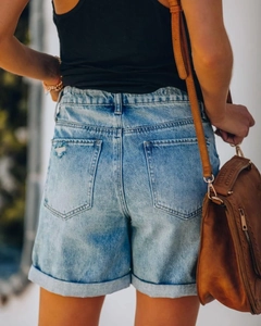 Vue arrière d'un short en jean bleu vintage à taille haute avec ourlets retroussés