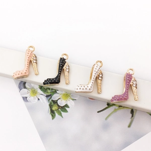 Detailansicht von High-Heel-Anhängern aus Legierung in Rosa, Schwarz, Weiß und Lila mit Strass