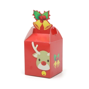 Boîte cadeau de Noël rouge en carton avec renne dessin animé vue de côté à 45 degrés