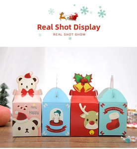 Détail de quatre boîtes cadeaux de Noël colorées avec des personnages de dessins animés