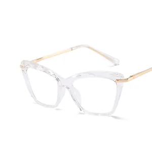 Moderne cat-eye bril met gefacetteerd kristallen montuur en metalen poten in goud