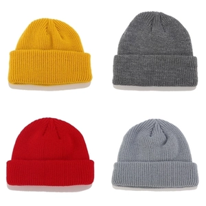 Set de cuatro gorros docker de punto acanalado en amarillo, gris oscuro, rojo y gris vigoré