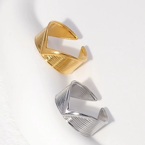 Adjustable V-shaped titanium steel rings in gold and silver with striped texture finish