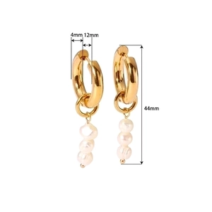 Détail des créoles plaquées or 18K avec pendentifs de trois perles d'eau douce