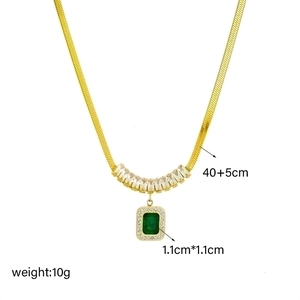 Collana a catena serpente dorata con ciondolo in zircone verde smeraldo e misure
