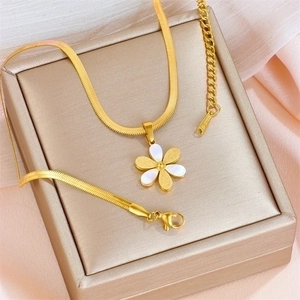 Daisy Flower Pendant Necklace Titanium Steel Flat Herringbone Snake Chain Elegant Versatile Jewelry For Women