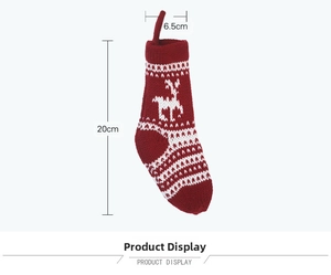 Détail de la chaussette de Noël en tricot rouge avec renne blanc et marque de 20 cm