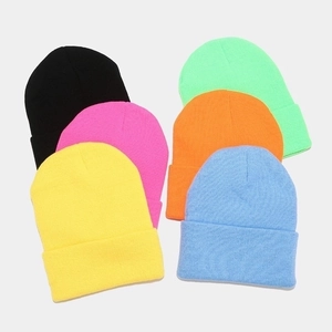 Effen gebreide mutsen in zes levendige kleuren waaronder zwart en roze voor de winter