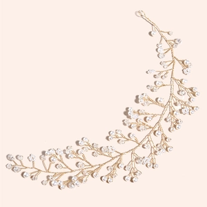 Détail de la vigne de cheveux de mariée faite main avec fil doré, perles et cristaux
