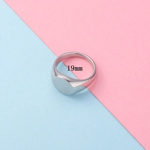 Minimalist silver oval stainless steel ring showing an interior diameter of 19mm