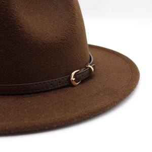 Cappello Fedora in lana marrone con cinturino in pelle e fibbia a ferro di cavallo
