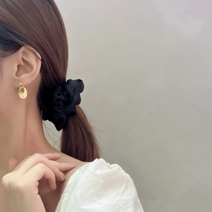Minimalist S925 sterling silver geometric interlocking hoop earrings on female model