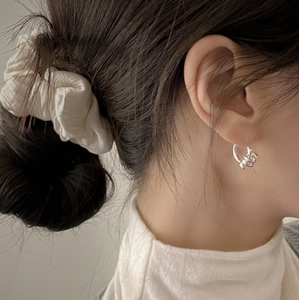 Orecchini a cerchio intrecciati in argento S925 con elegante elastico color crema