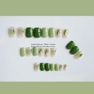 Faux ongles courts carrés vert forêt avec motifs marbrés et détails en feuilles d'or