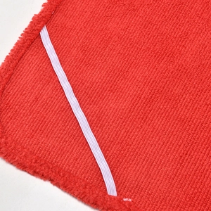 Dettaglio dell'asciugamano in microfibra rossa con trama assorbente ed elastico
