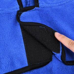 Dettaglio dell'asciugamano in microfibra blu con chiusura in velcro in nylon resistente